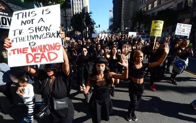Protests turn violent in California - ảnh 1